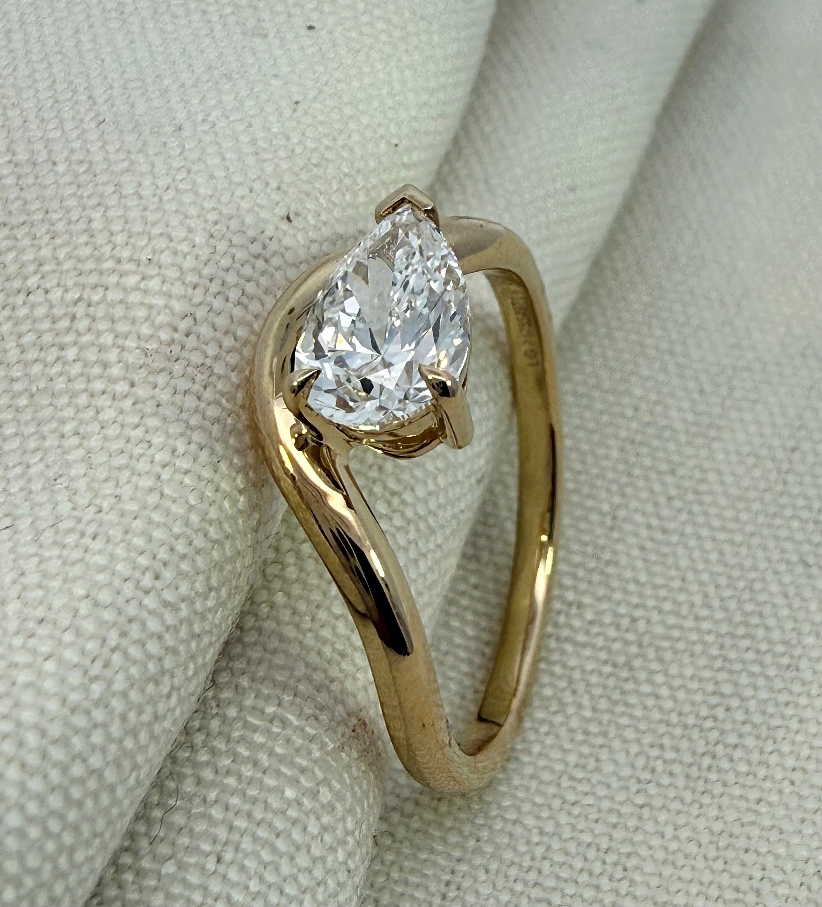 1.0ct Pear Cut Lab Diamond Ring in 9ct Yellow Gold