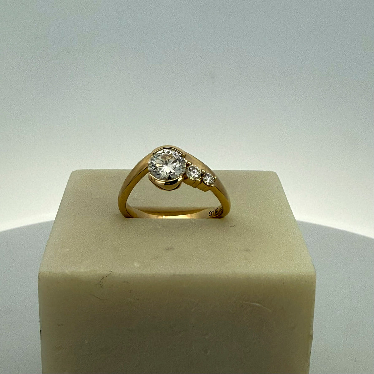 1.01ct Round Brilliant Cut Lab Grown Diamond Ring in 14ct Yellow Gold